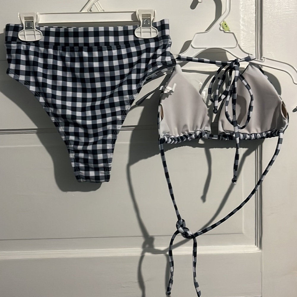 Bikini - Picture 2 of 3